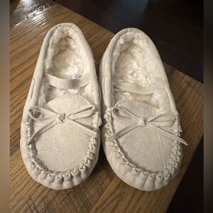 Like NWOT condition, tan faux suede toddler mocs with bow. Faux fur. Toddler 9.